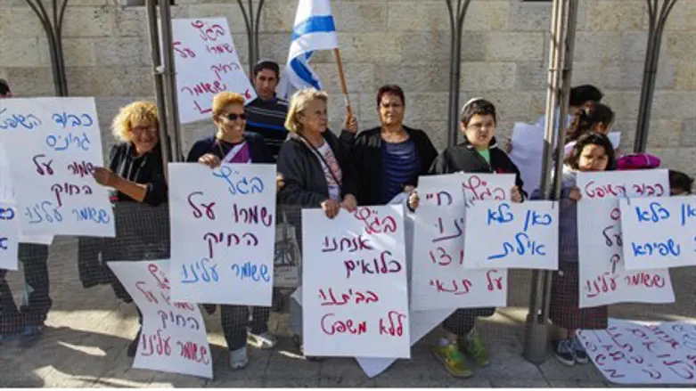 South Tel Aviv residents protest outside High