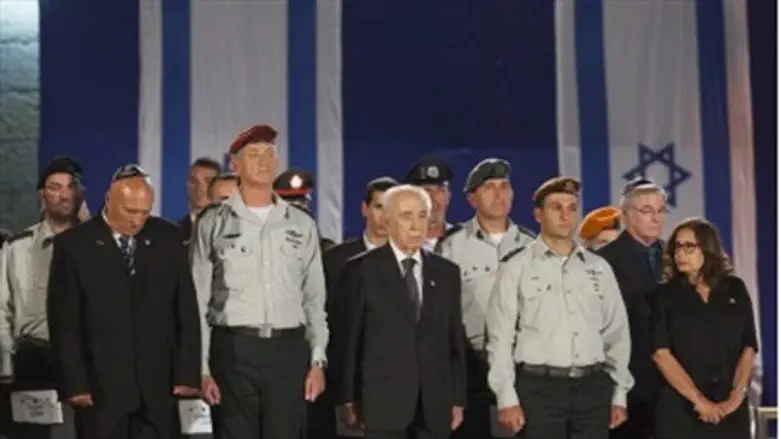 Peres (center) at ceremony.