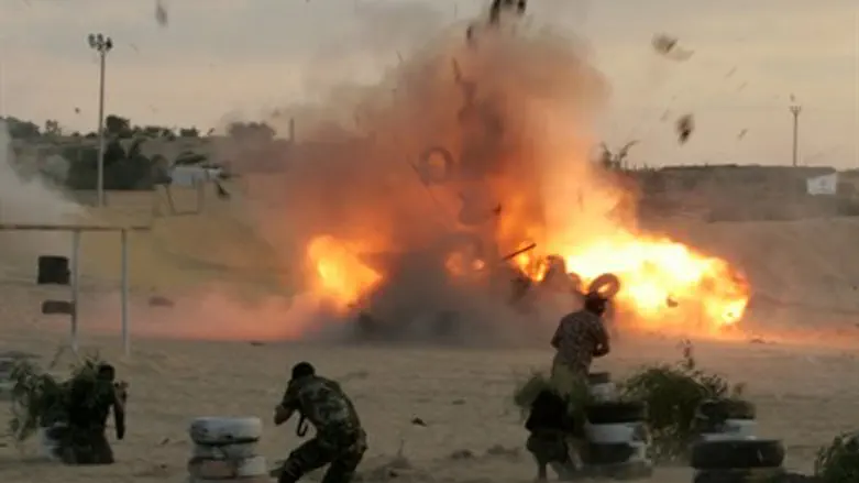 Gaza terrorists train with explosives (file)