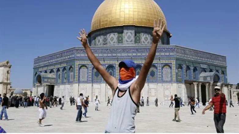 Arab rioter celebrates on Temple Mount