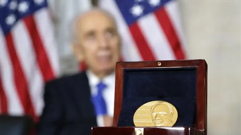 Shimon Peres receives Congressional Gold Meda