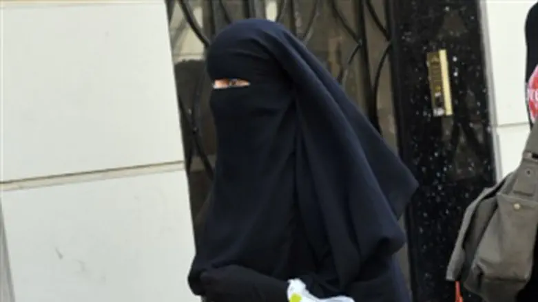 Muslim woman in niqab, Paris (file)