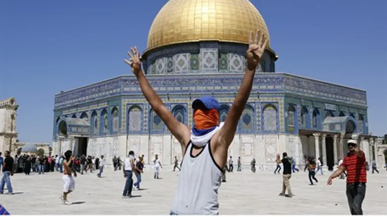 Arab rioters on the Temple Mount