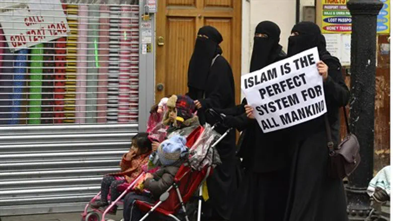 Muslims in London (file)