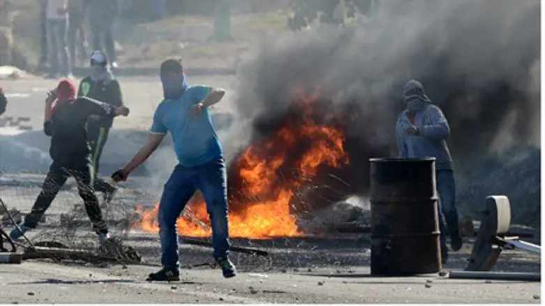 Israeli Arab rioters clash with police in Kafr Kana, northern Israel