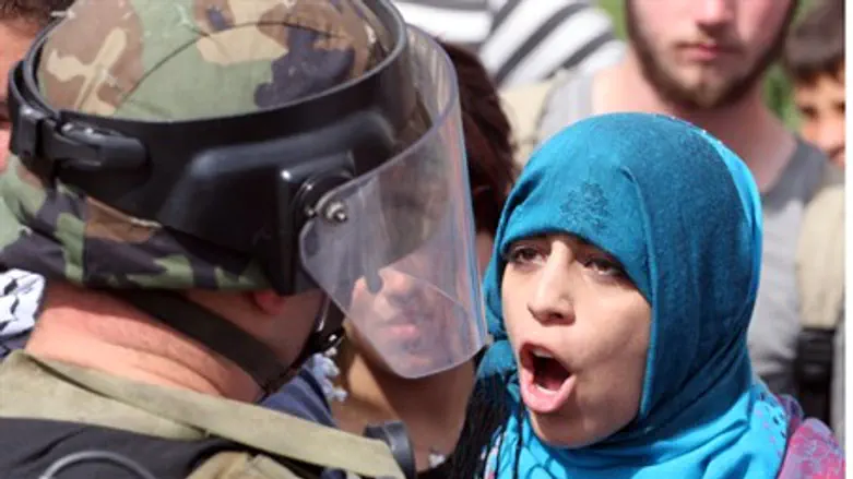 Arab woman with IDF soldier (illustration)