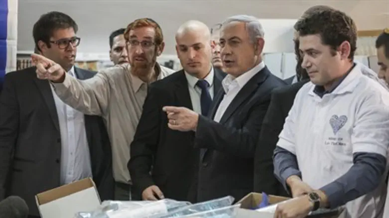 Yehuda Glick with Binyamin Netanyahu at a recent campaign event in Samaria