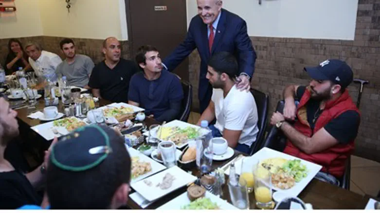 Giuliani meets with IDF soldiers