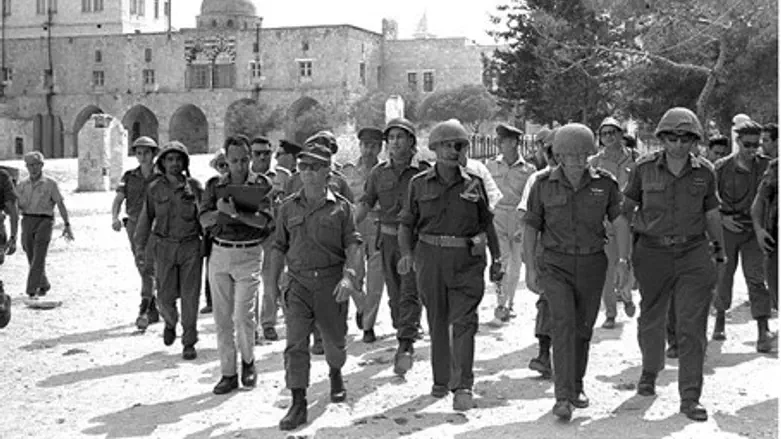 .June 7, 1967: Dayan and generals on Temple Mount