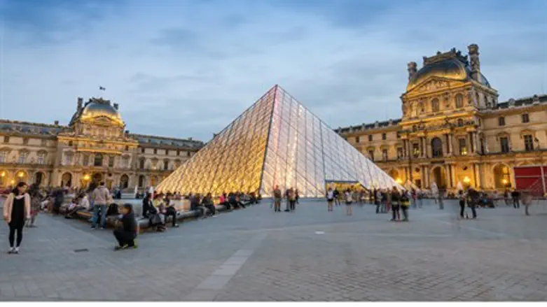 Louvre, Paris (file)