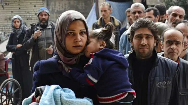 Yarmouk residents queue to receive humanitarian aid