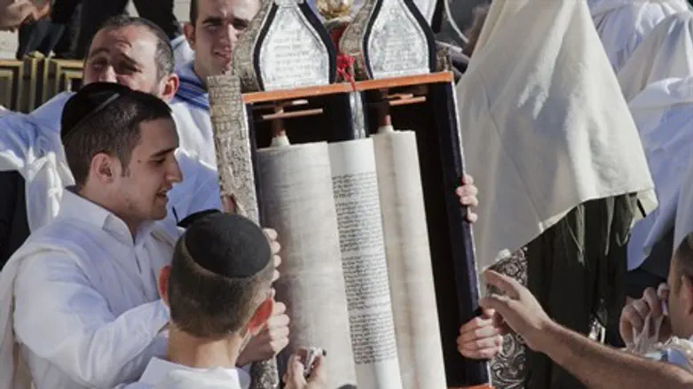 Reading the Torah at the Kotel