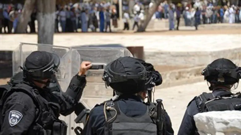 Police face rioters on Temple Mount