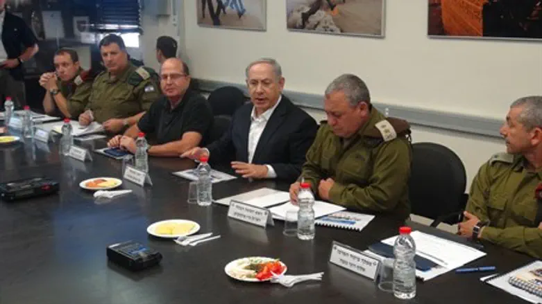 Netanyahu (C) with defense officials