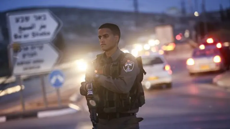 Border Police officer outside Kiryat Arba (file)