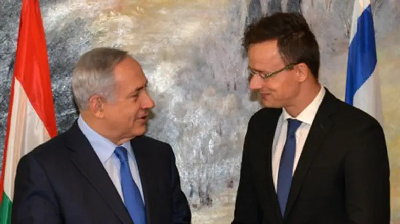 Netanyahu (L) with Szijjártó 
