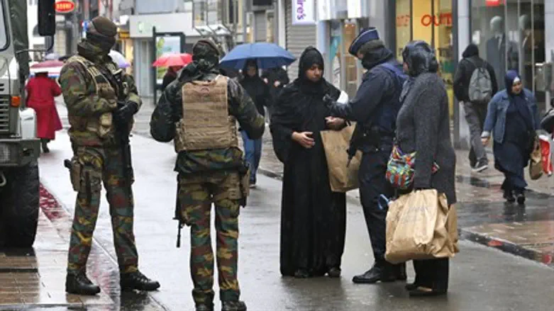 Belgian soldiers and armed police patrol central Brussels (file)