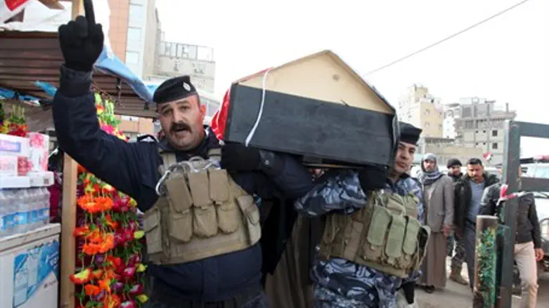 Iraqi soldiers carry body of comrade killed in battle for Ramadi