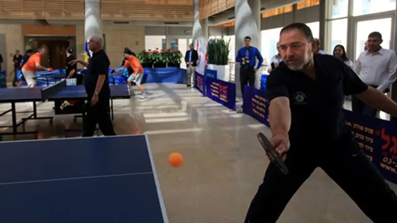 Avigdor Lieberman plays table tennis