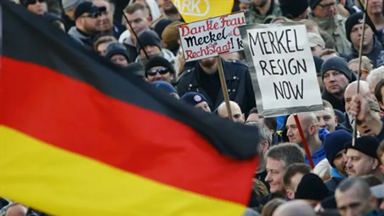 Protest calls for Merkel's resignation after Muslim immigrant sexual assaults (file)