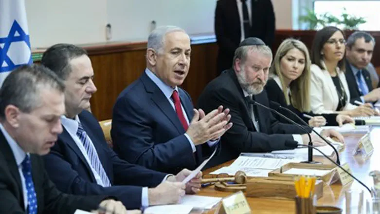 Binyamin Netanyahu at Cabinet meeting