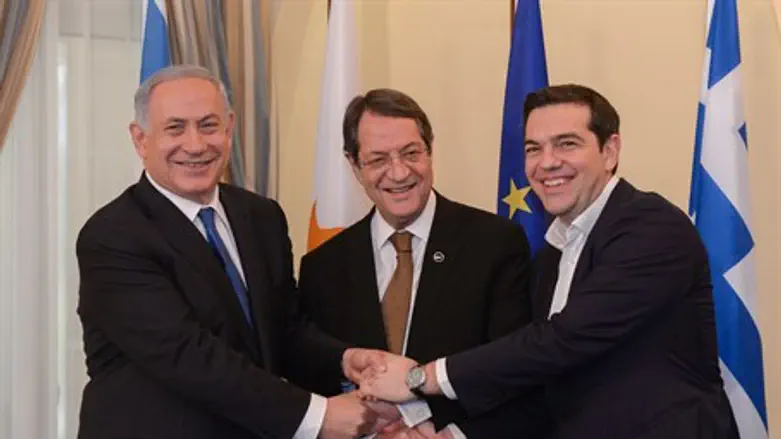 Netanyahu shakes hands with Cyprus president (C) and Greek PM