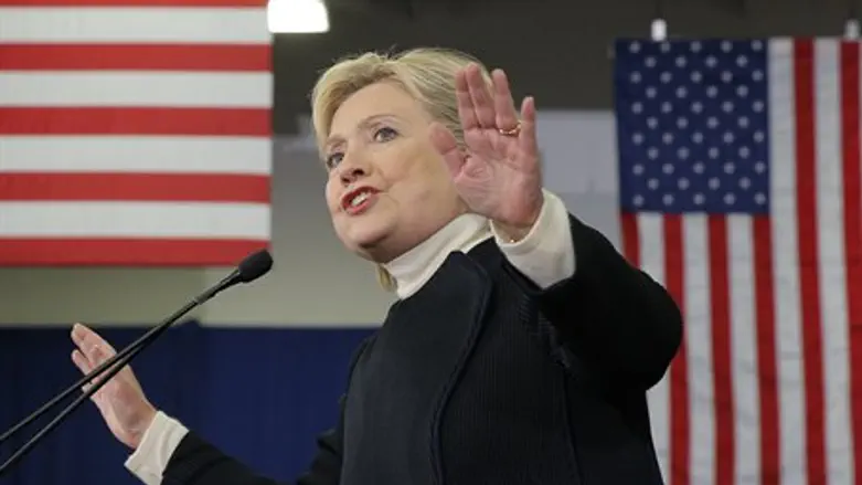 Clinton speaks to supporters in New Hampshire