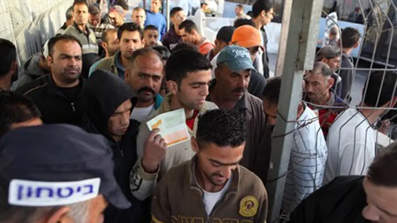 Arab workers enter Israel