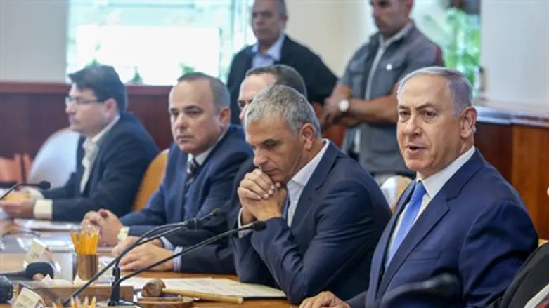 Binyamin Netanyahu at weekly Cabinet meeting (file)