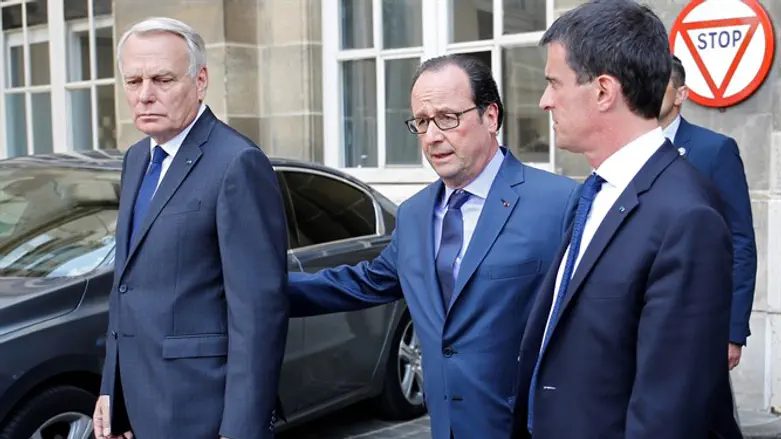 French President Hollande with prime minister, foreign minister