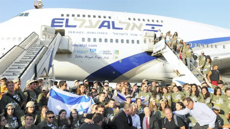 Olim arrive in Israel with Nefesh B'Nefesh (archive)