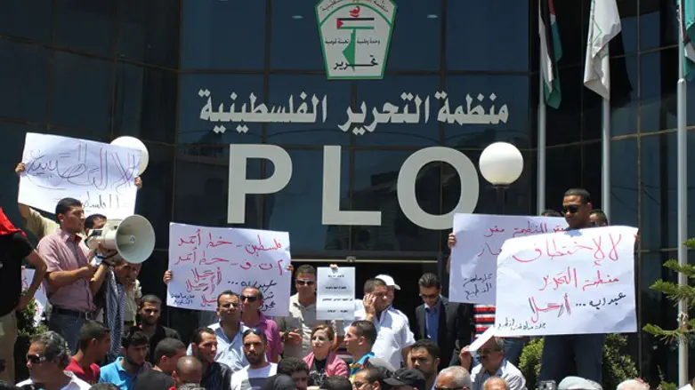 Protest against peace talks at PLO offices in Ramallah