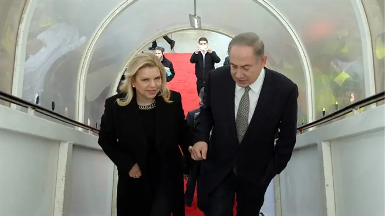 Netanyahu and his wife at the airport 