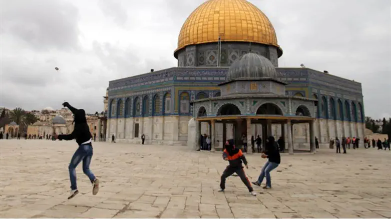 Rioters pelt police with stones on Temple Mount