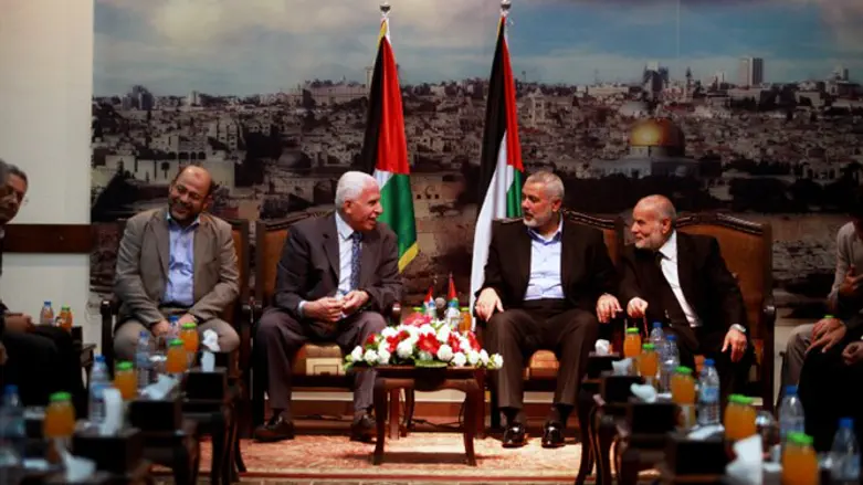 Senior Hamas leaders greet PLO delegation (archive image)