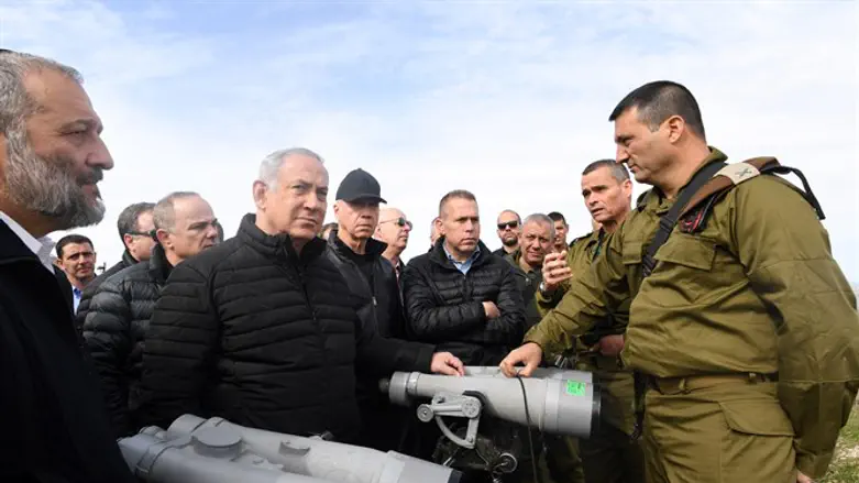 Netanyahu and the Cabinet meet IDF officers