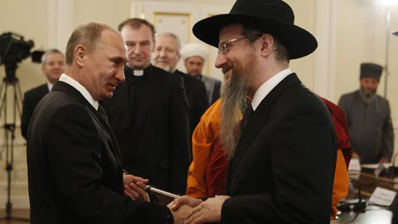 Vladimir Putin shakes hands with Rabbi Berel Lazar 