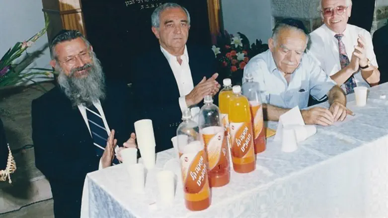 Eugen Gluck sitting next to Former PM Yitzhak Shamir
