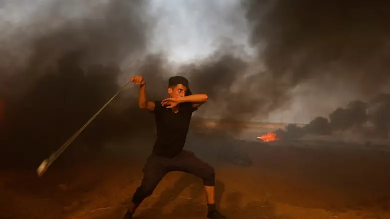 Palestinian Arab throws rock at Israeli soldiers