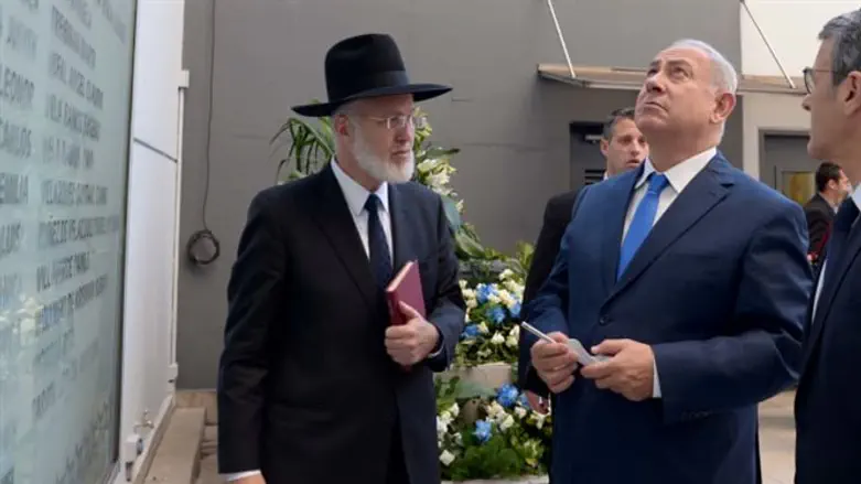 Rabbi Davidovich (left)