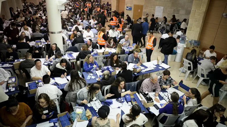 Counting double envelopes in Knesset