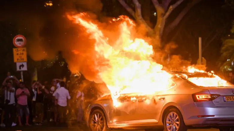 Car set on fire in Tel Aviv following death of Solomon Tekah