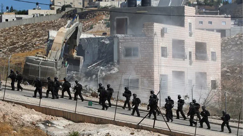 Israeli forces seal off illegal Arab apartment buildings in Sur Baher, Jerusalem