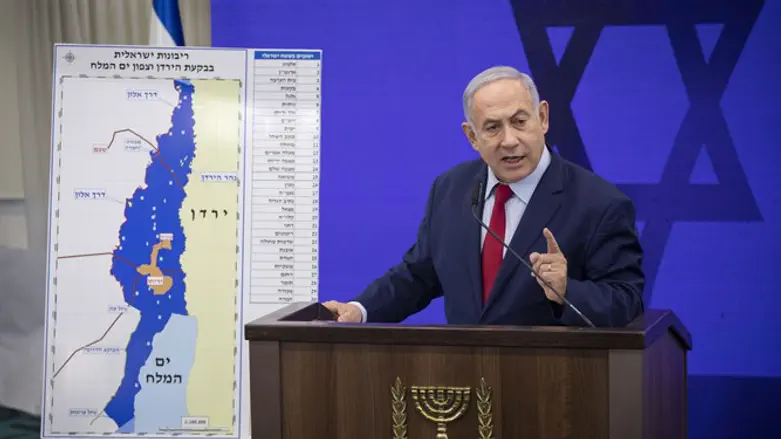 Netanyahu with sovereignty map