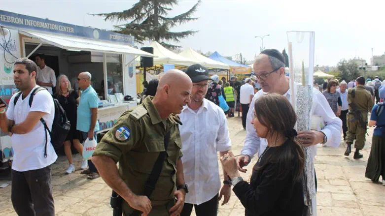 Head of the Civil Administration in Sukkot celebrations in Hevron