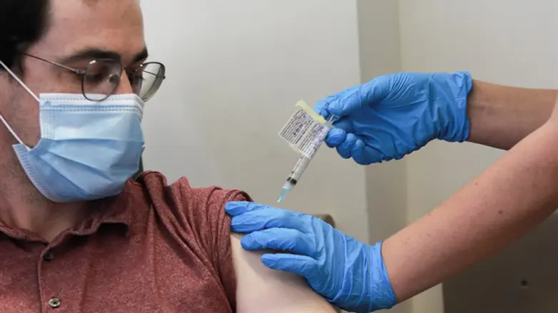 Aner Ottolenghi receives the Israeli-developed Coronavirus vaccine