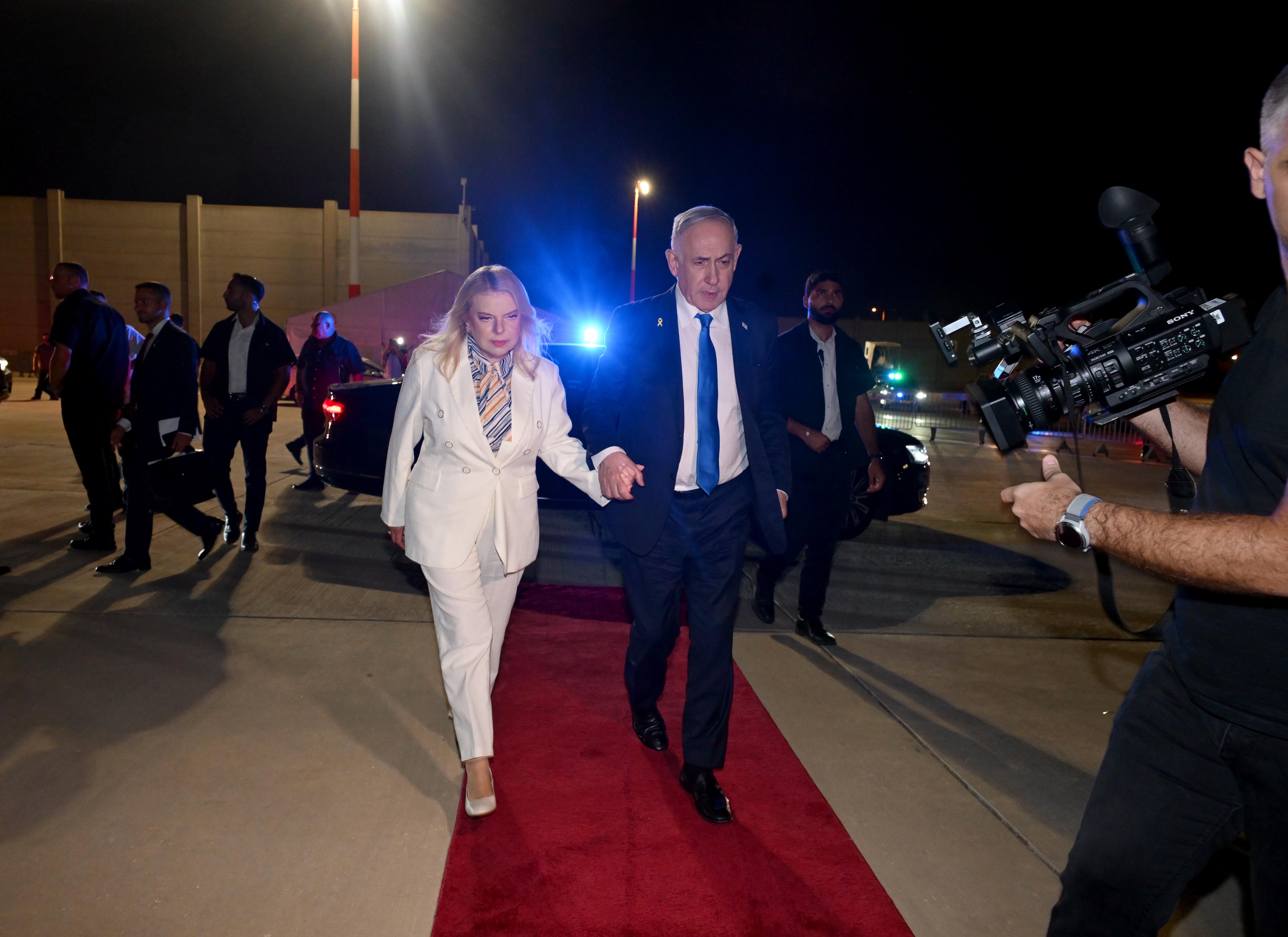 PM Netanyahu and his wife before boarding