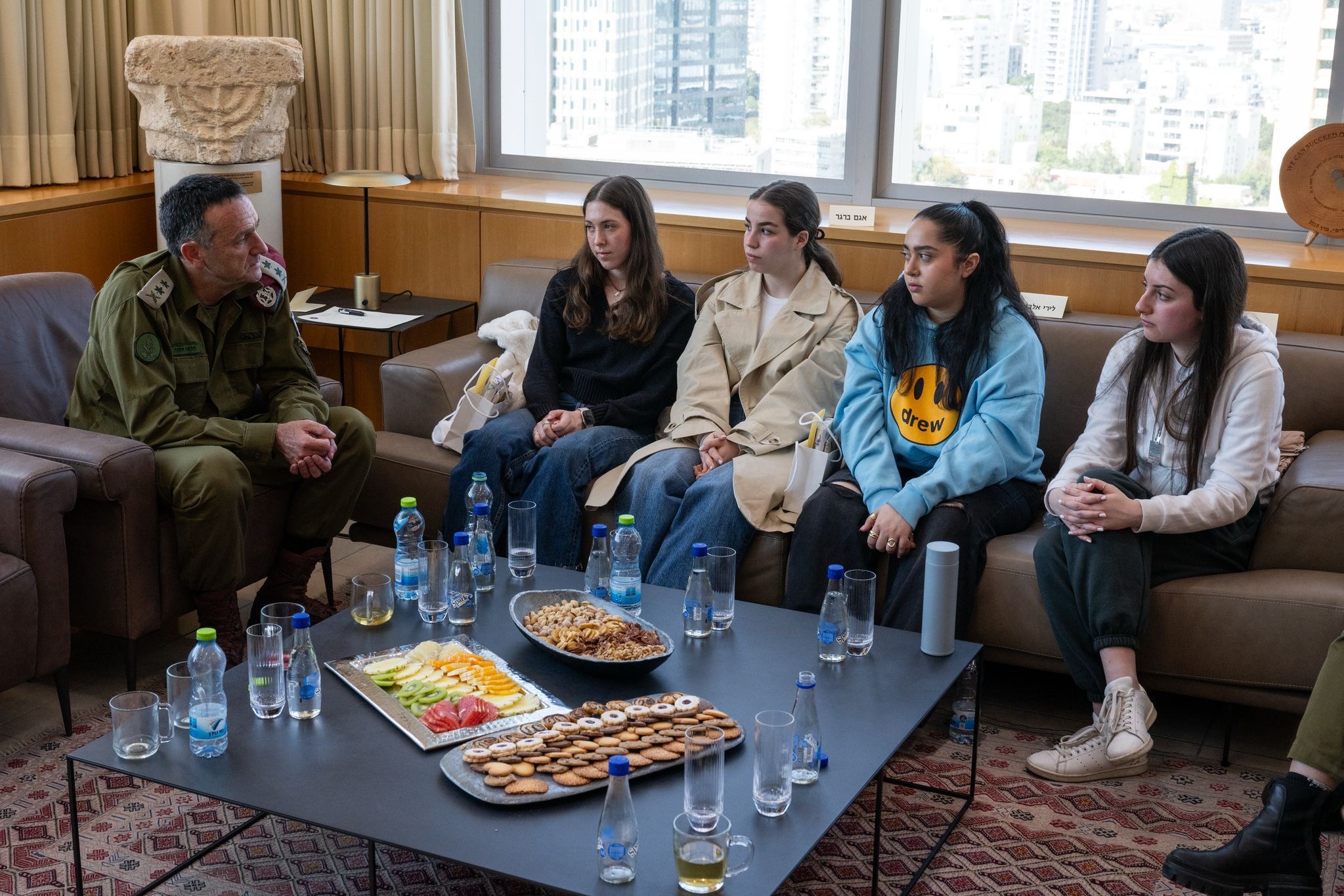 הרמטכ"ל עם התצפיתניות