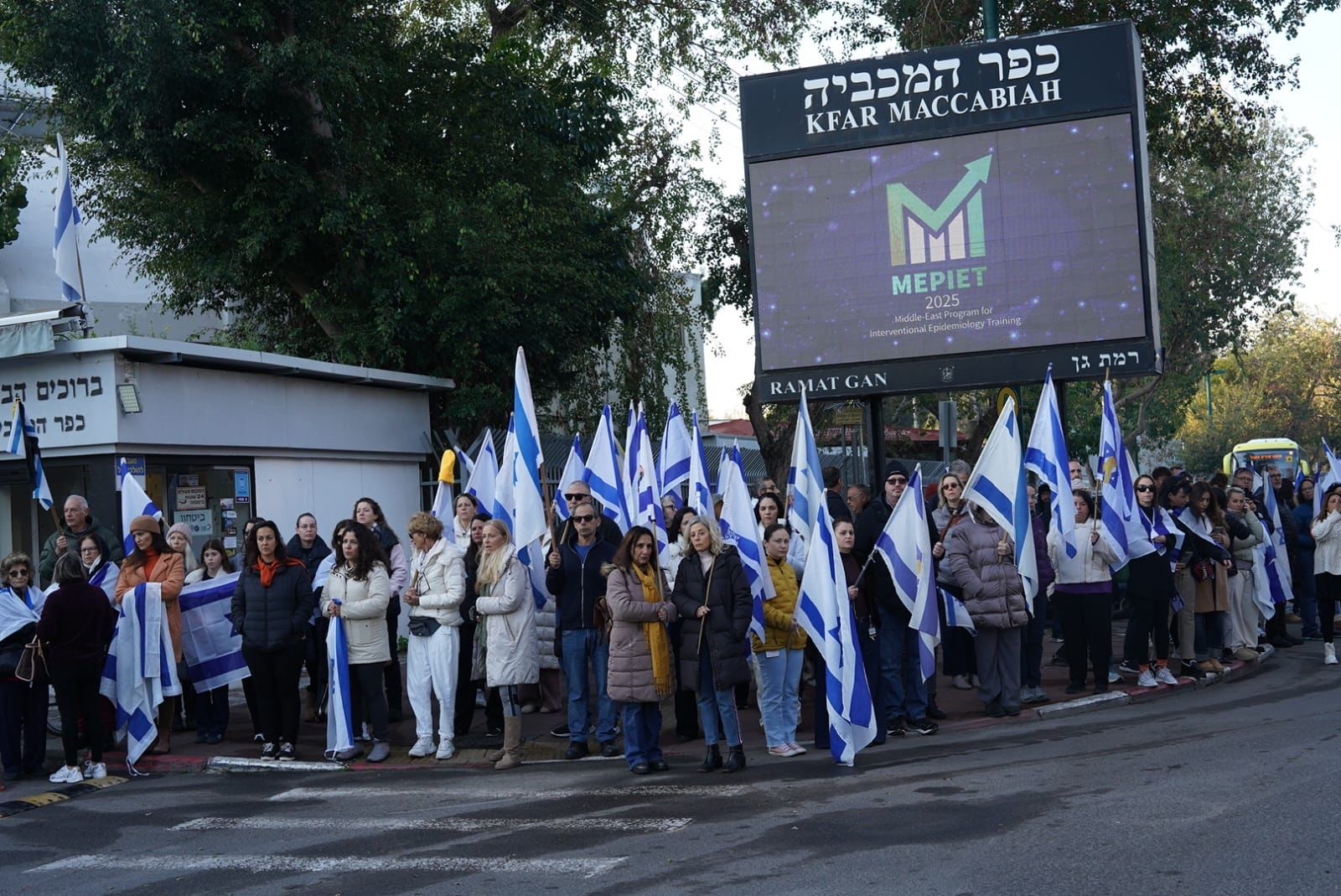 המונים מחכים ליציאת משפחת ביבס למסע הלוויה