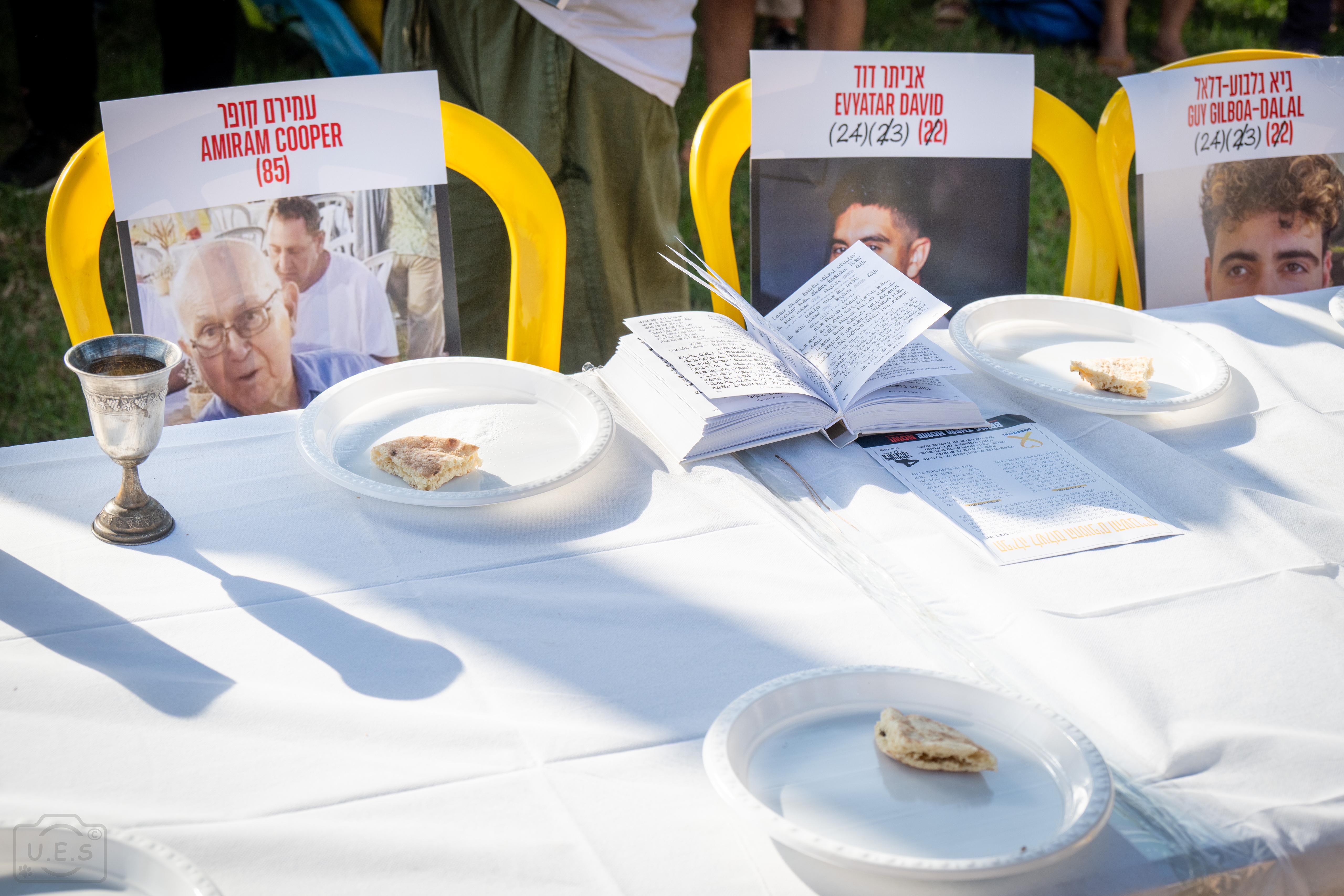 Hostage families protest outside Katz's home